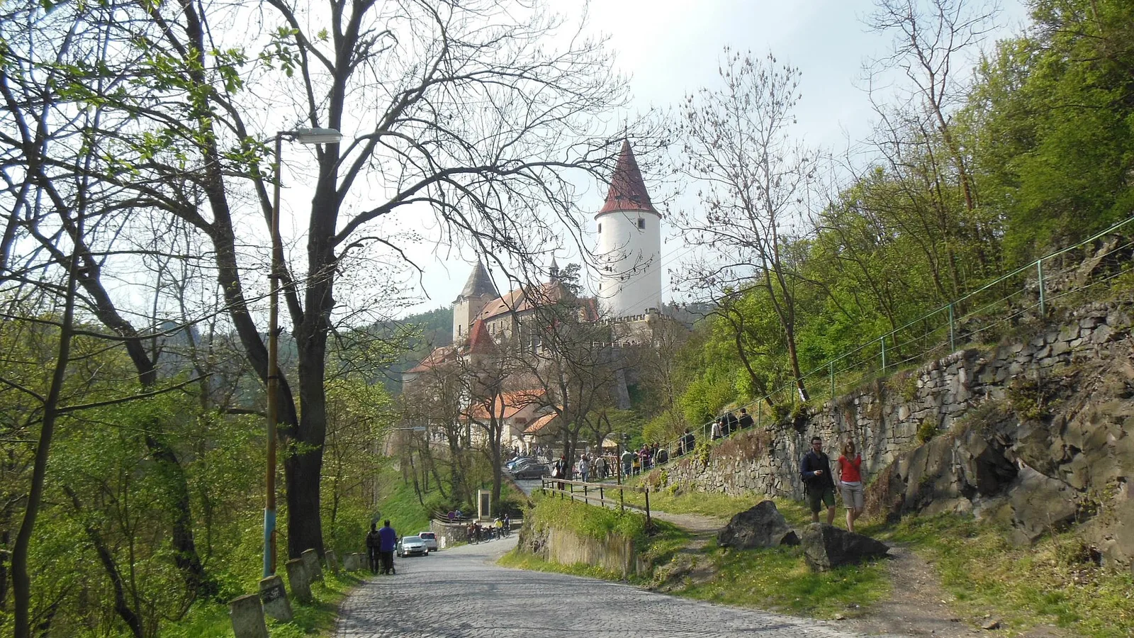 Dlážděná cesta stoupající k hradu Křivoklát