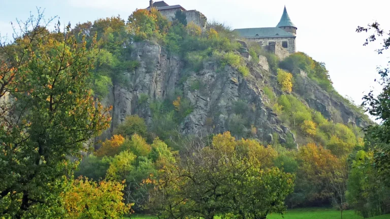 Hrad Kunětická hora na skalnatém kopci v podzimních barvách