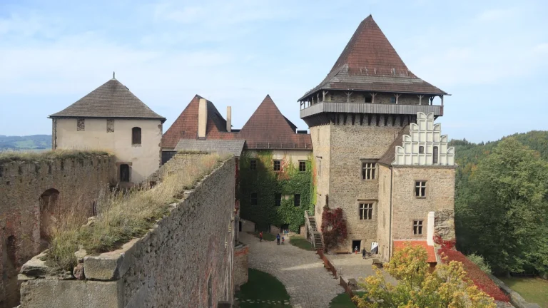 Nádvoří a věže hradu Lipnice nad Sázavou