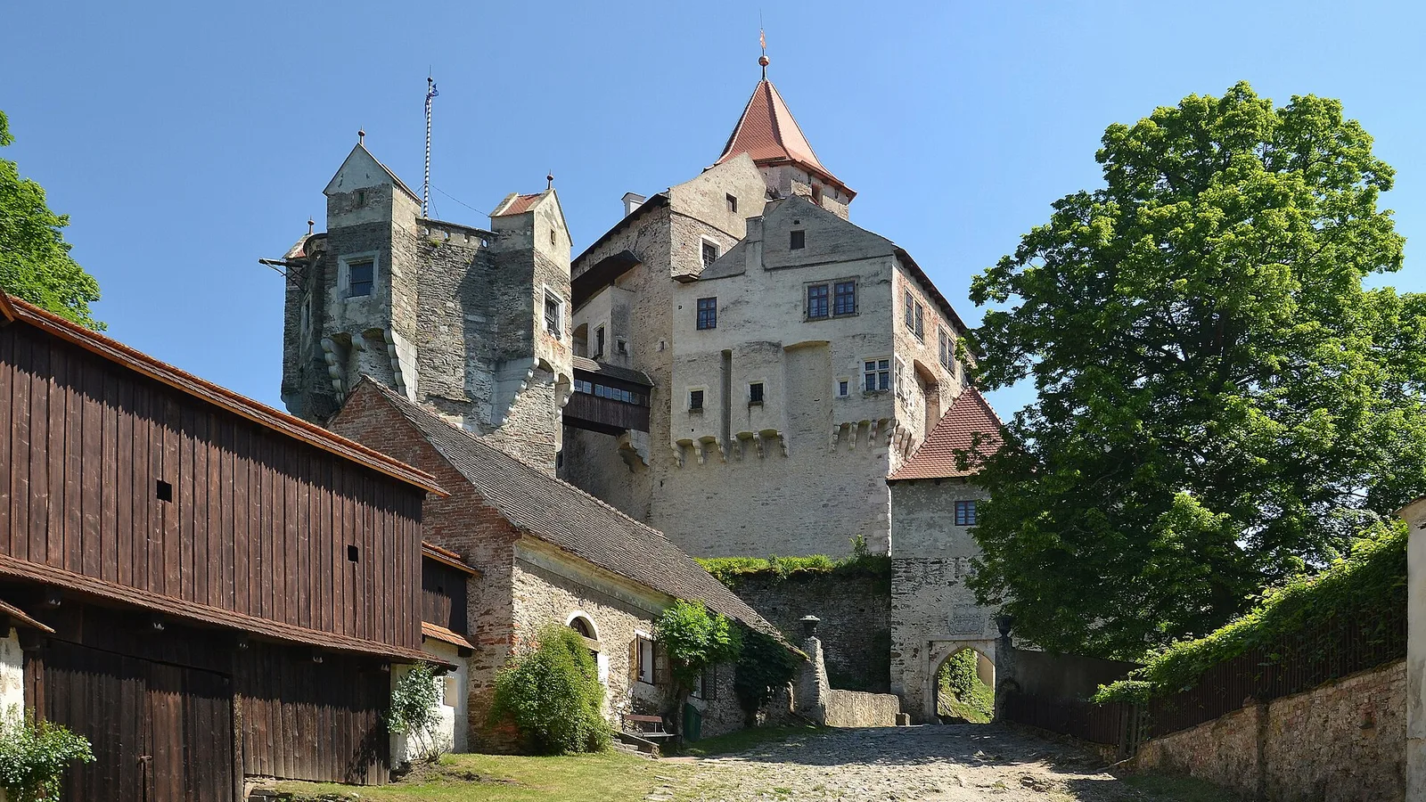 Hrad Pernštejn s věžemi nad nádvořím a dřevěnými stavbami