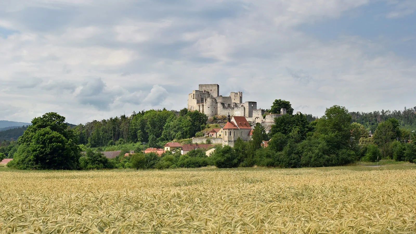 Zřícenina hradu Rabí nad obcí a obilným polem