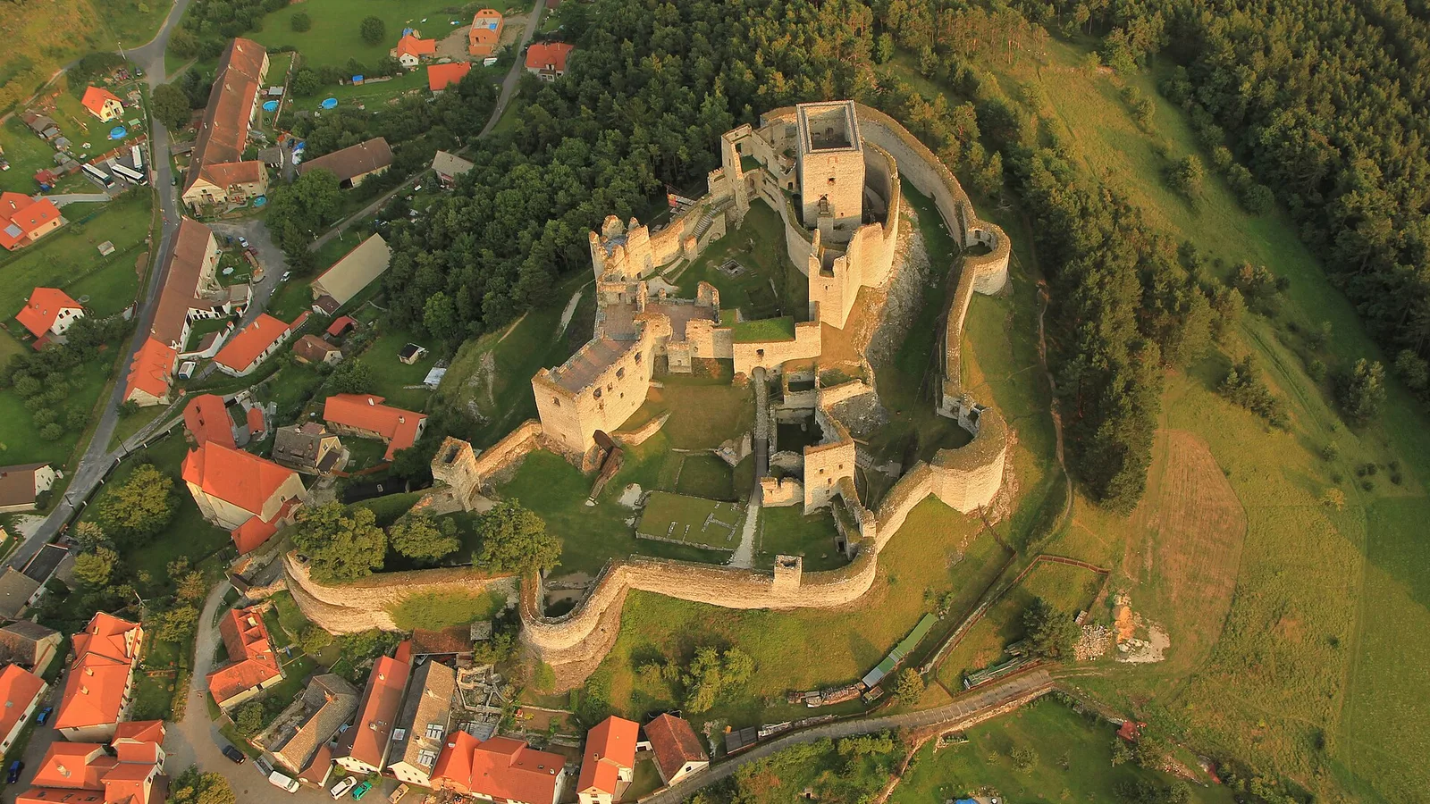 Letecký pohled na hradby a paláce hradu Rabí