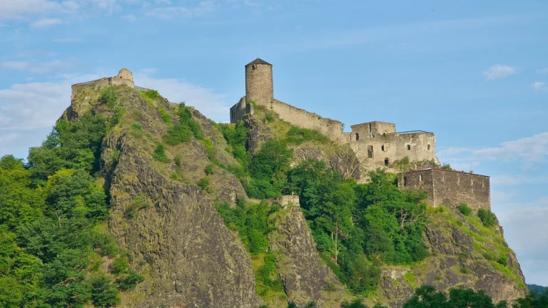 Hrad Střekov na skále nad Labem