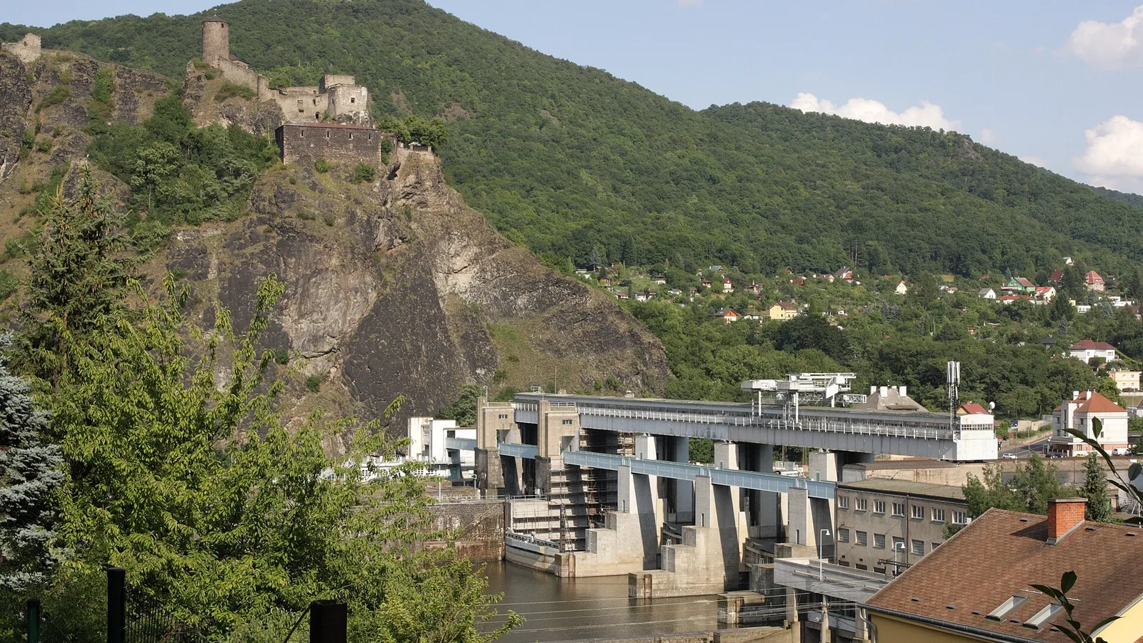 Hrad Střekov nad Masarykovým zdymadlem