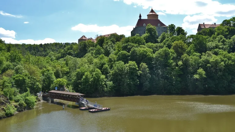 Hrad Veveří nad Brněnskou přehradou s přístavištěm