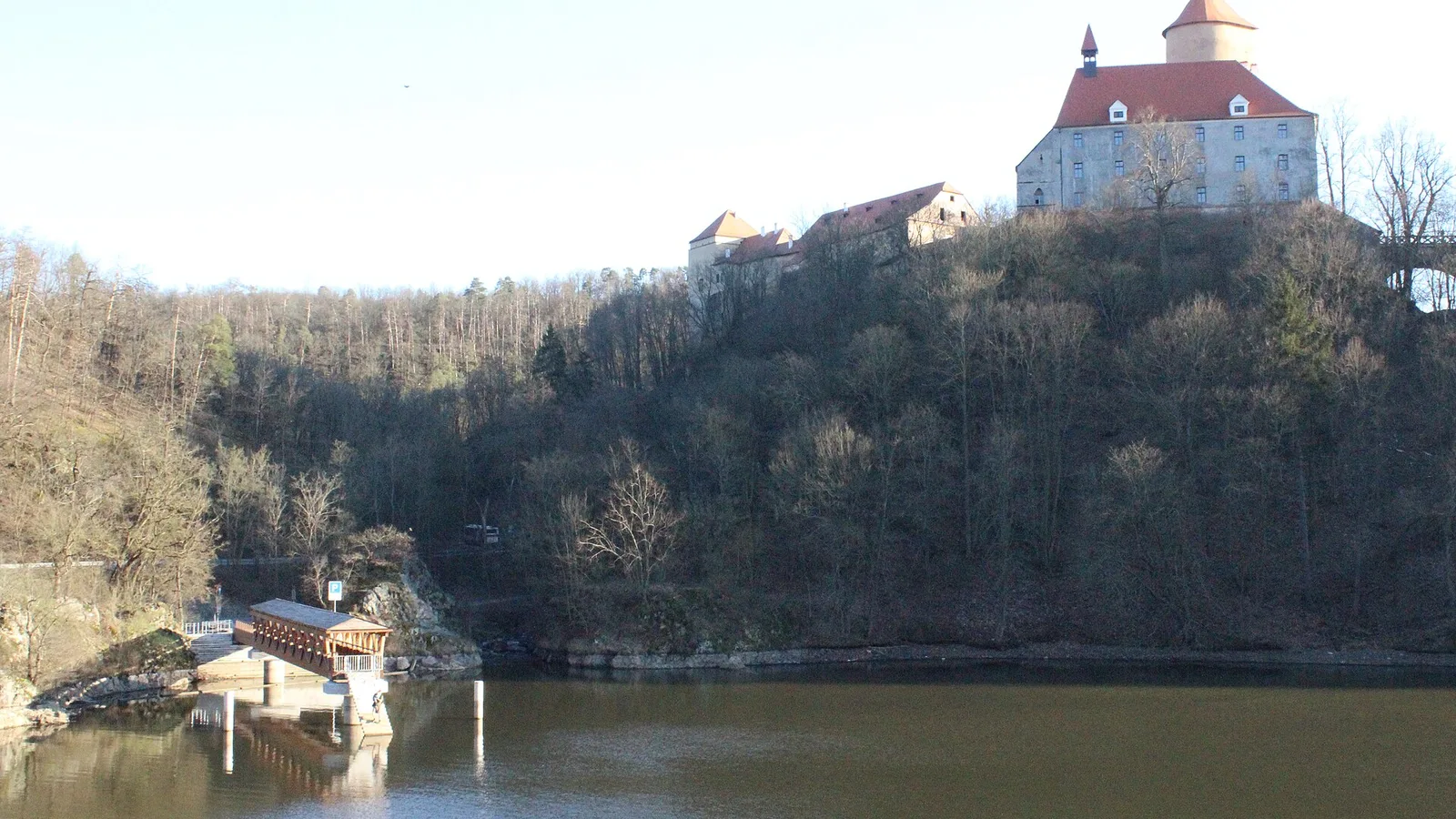 Hrad Veveří na skalnatém ostrohu nad hladinou přehrady