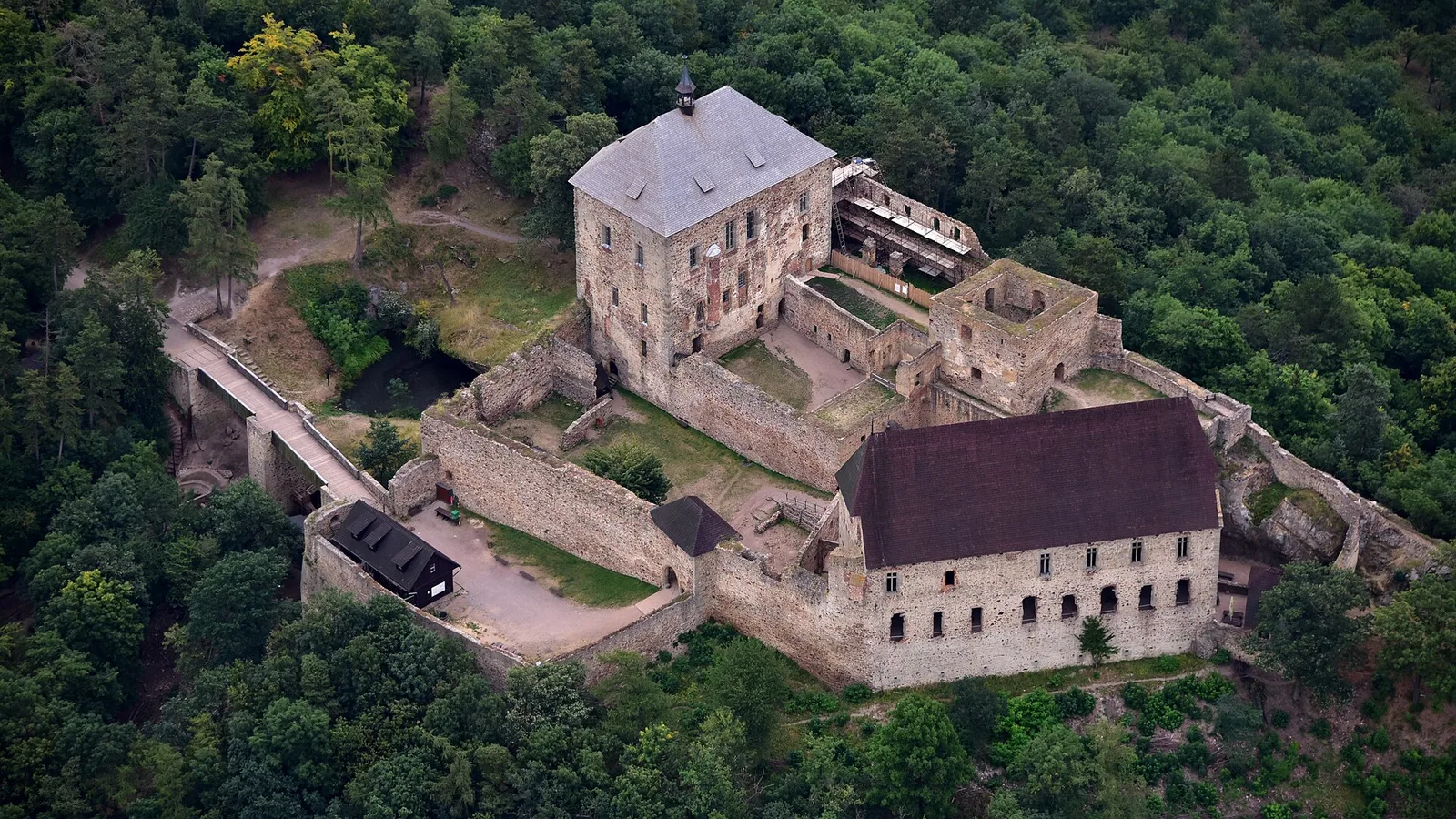 Hrad Točník s Královským a Purkrabským palácem z výšky