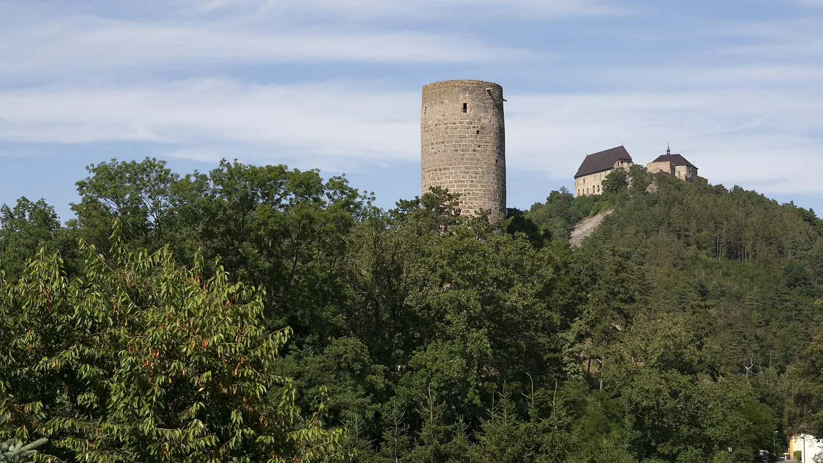 Věž hradu Žebrák a v pozadí hrad Točník