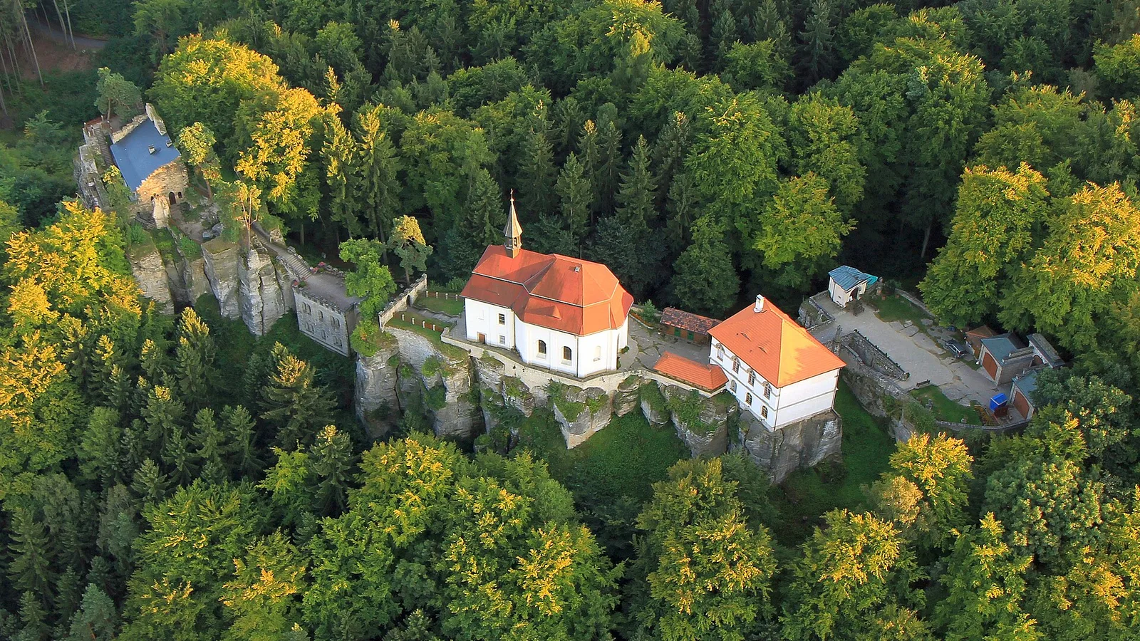 Hrad Valdštejn uprostřed lesů Českého ráje z výšky
