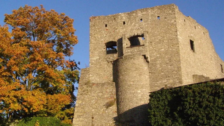 Věž a hradby zříceniny hradu Hukvaldy