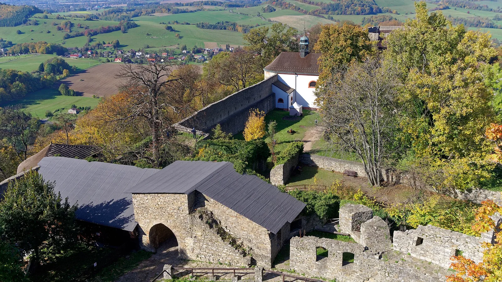 Výhled z hradu Hukvaldy na podhradí a krajinu