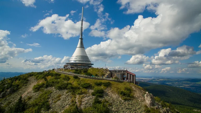Vysílač a hotel Ještěd na vrcholu hory nad Libercem