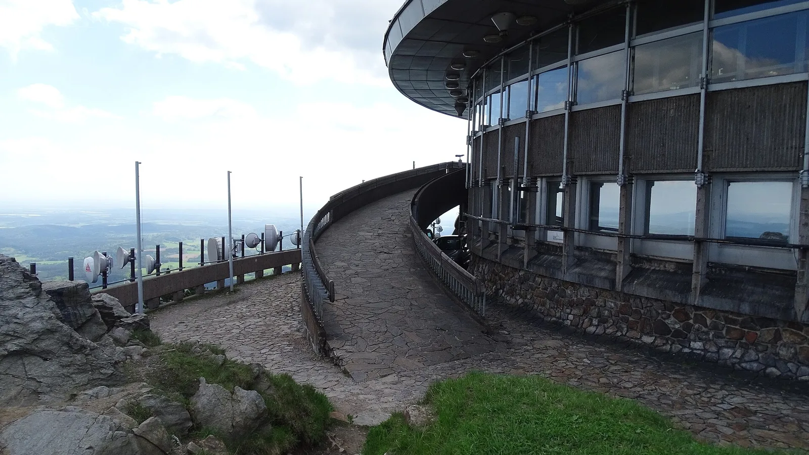 Rampa a terasa u restaurace na Ještědu s výhledem