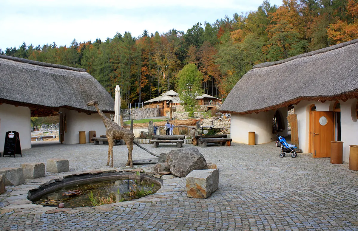 Nádvoří u hlavního vstupu do Zoo Jihlava