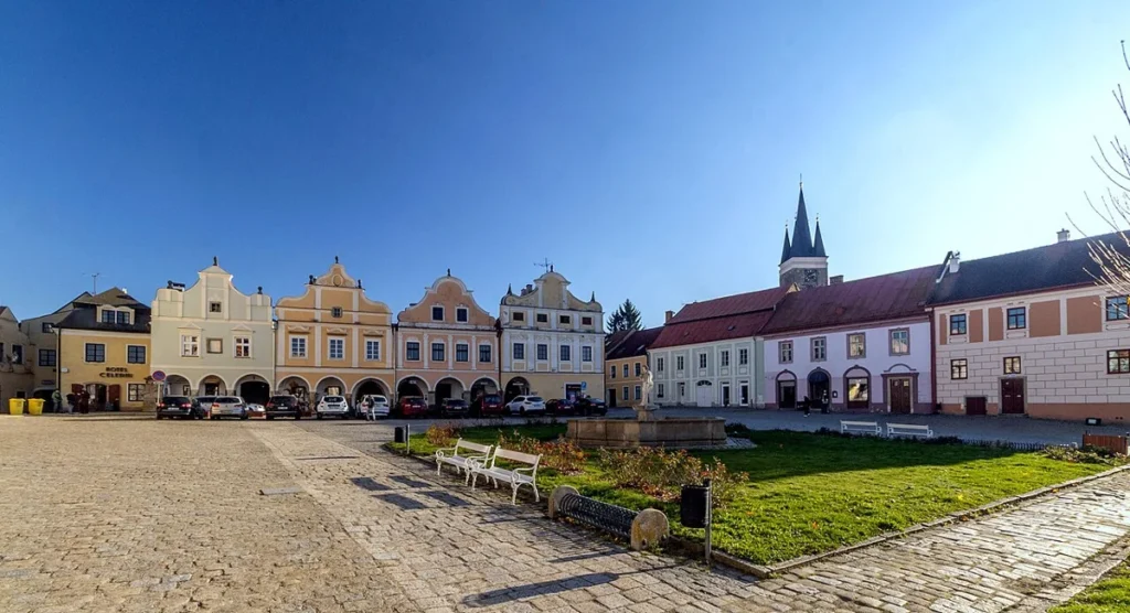 Náměstí v Telči s barevnými domy