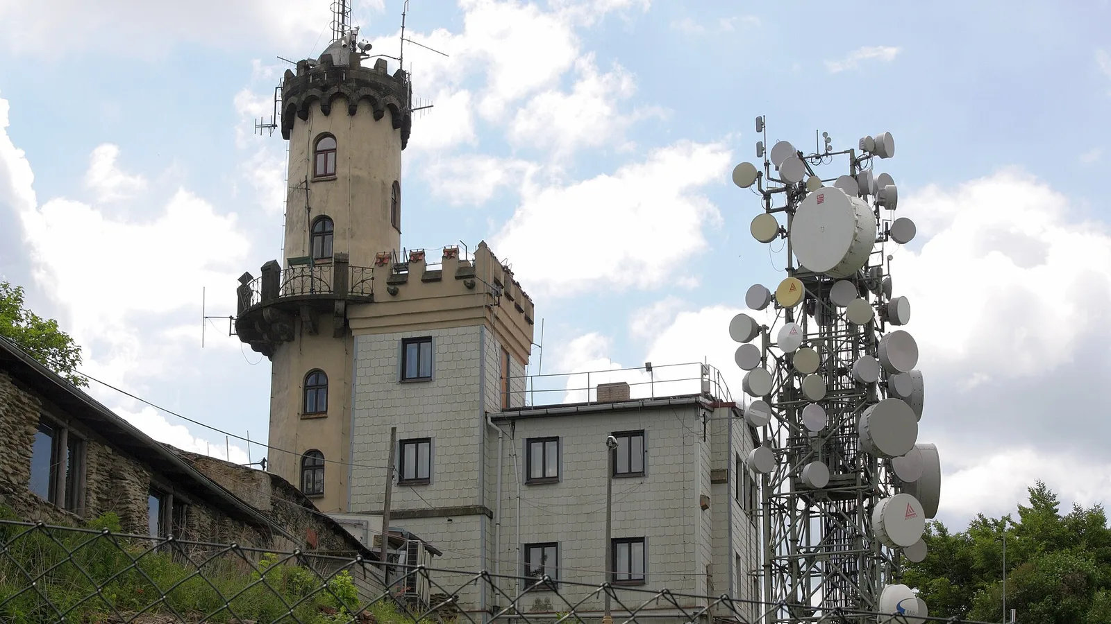 Věž meteorologické observatoře na vrcholu Milešovky