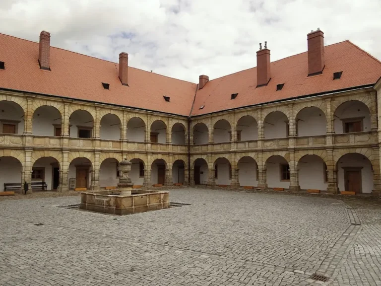 Arkády kolem nádvoří zámku v Moravské Třebové.