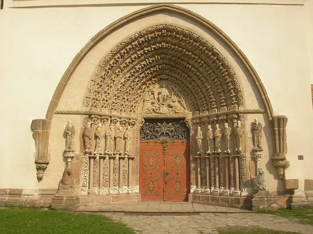 Zdobený portál klášterního kostela Porta coeli v Předklášteří.