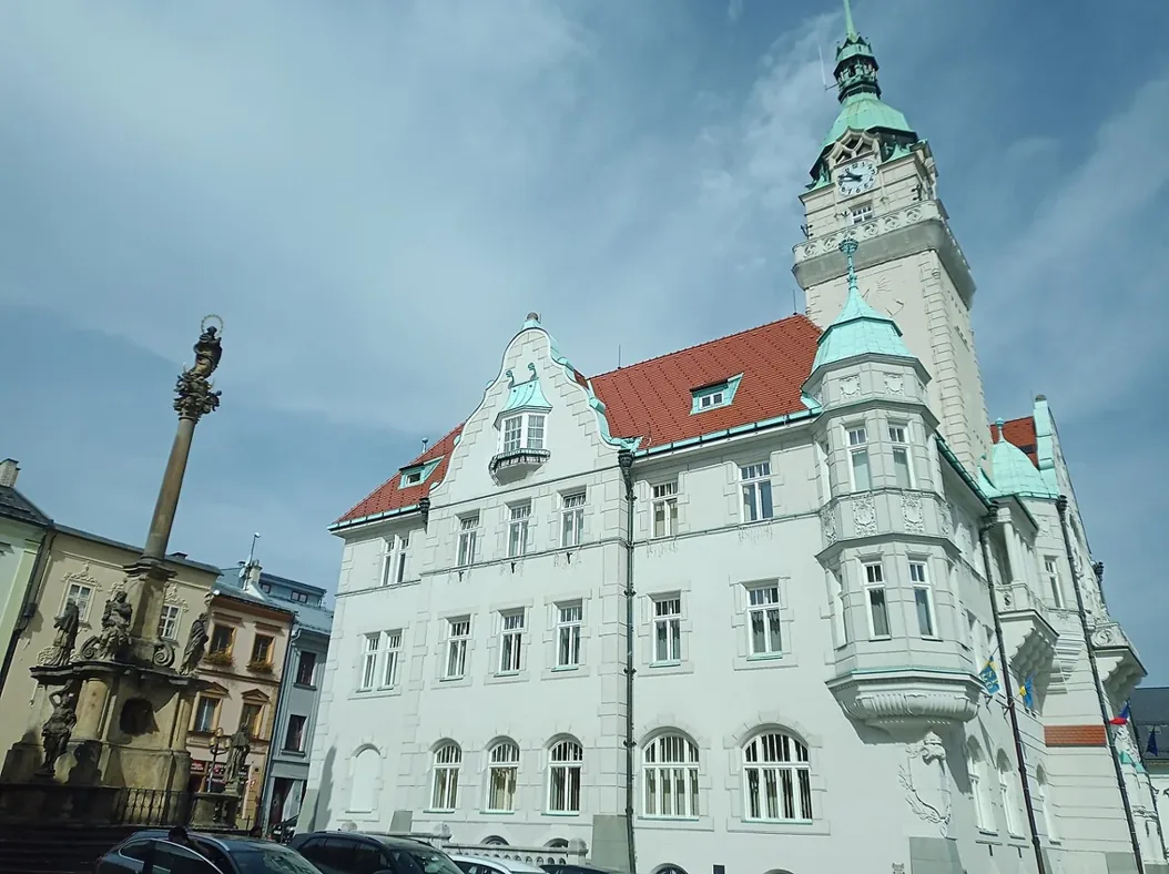 Budova radnice v Šumperku s věží a členěným průčelím.