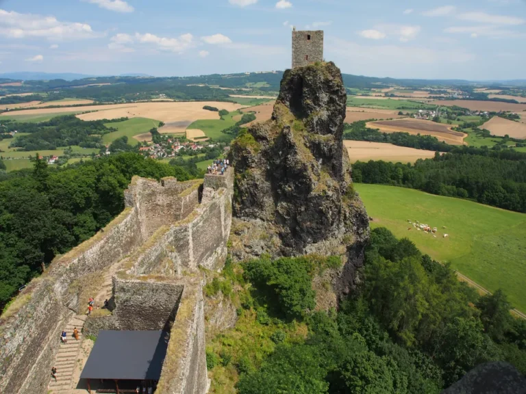 Věž hradu Trosky, hradní zdivo a okolní krajina.