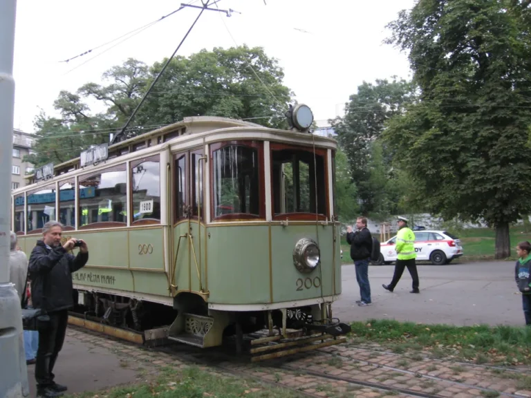 Historická tramvaj číslo 200 ve Stromovce.