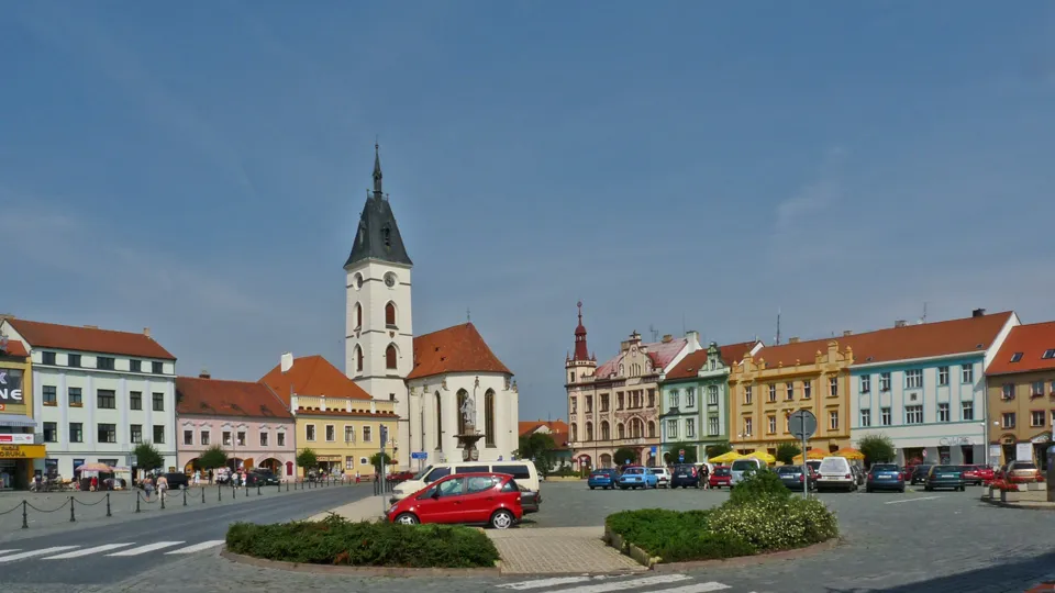 Kostel Narození Panny Marie a okolní domy na náměstí ve Vodňanech za denního světla.