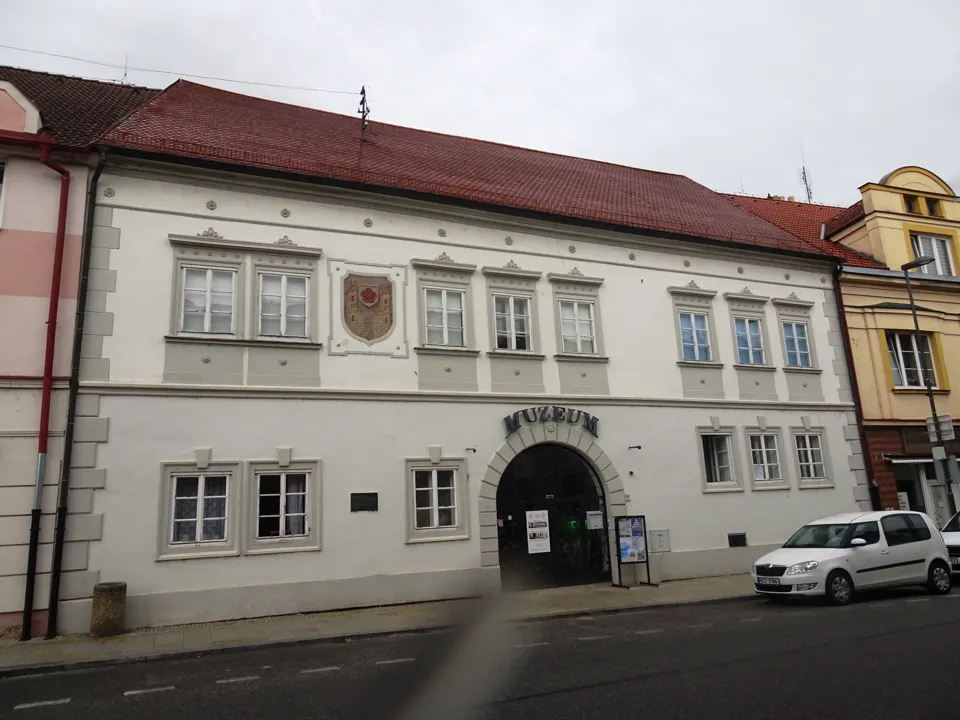 Průčelí Rožmberského domu v Soběslavi s městským znakem a označeným vstupem do muzea.