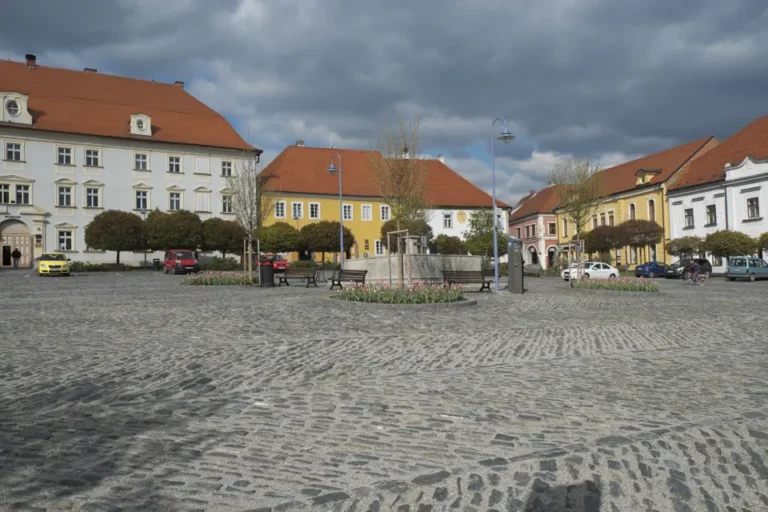 Náměstí Míru v Týně nad Vltavou s kašnou, lavičkami a historickými domy.