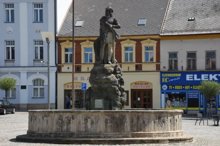 Kašna se sochou před domy na náměstí T. G. Masaryka ve Dvoře Králové nad Labem.