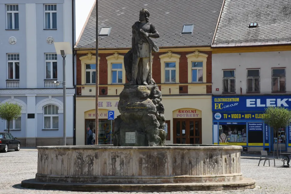 Kašna se sochou před domy na náměstí T. G. Masaryka ve Dvoře Králové nad Labem.