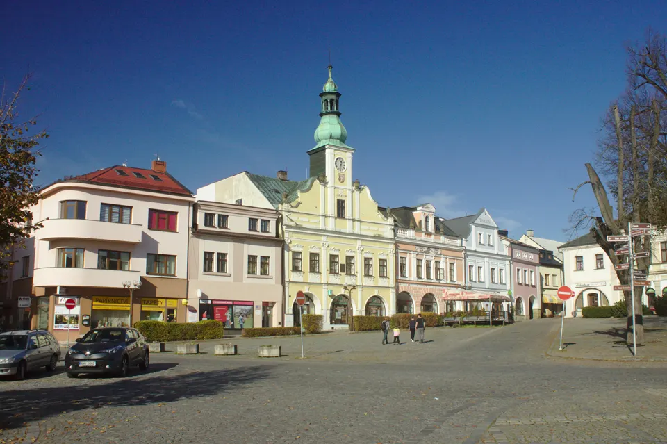 Staré náměstí v Rychnově nad Kněžnou s historickými domy a radniční věží.