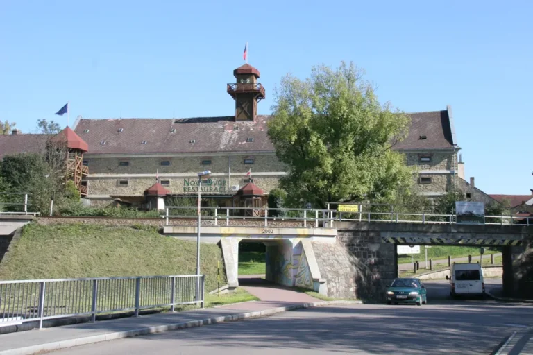 Areál Nového dvora v Letohradě s historickou sýpkou nad ulicí a podchodem.