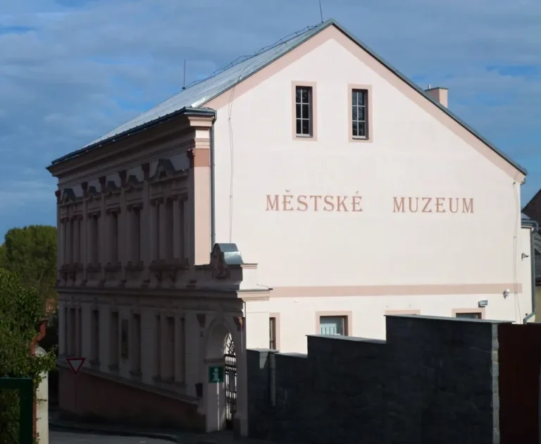 Budova regionálního muzea ve Skutči s označením muzeum a informační centrum.