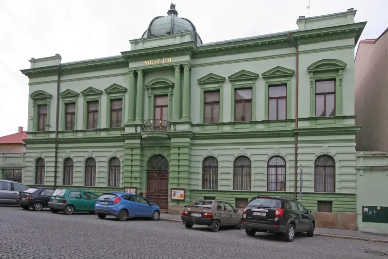 Novorenesanční budova Městského muzea v Čáslavi v Husově ulici.