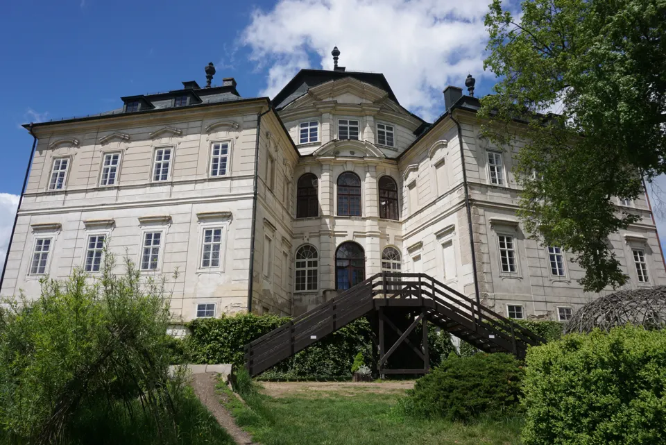 Karlova Koruna v Chlumci nad Cidlinou při pohledu z parku.