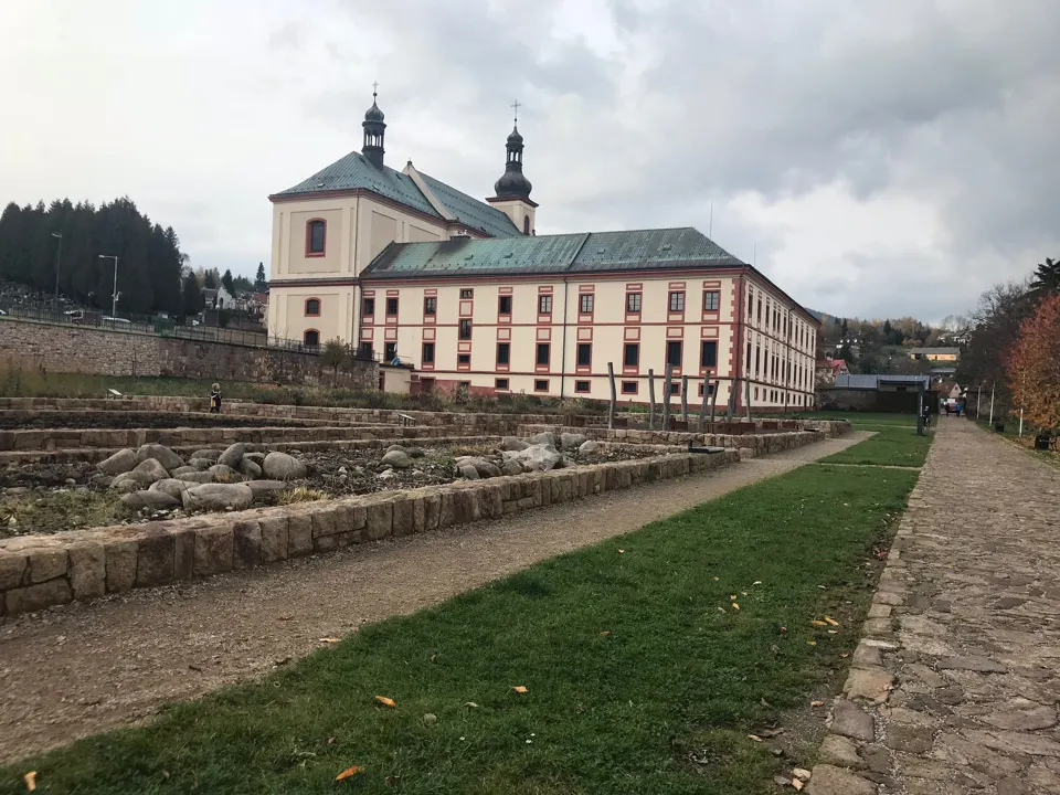 Augustiniánský klášter ve Vrchlabí při pohledu ze zahrady.