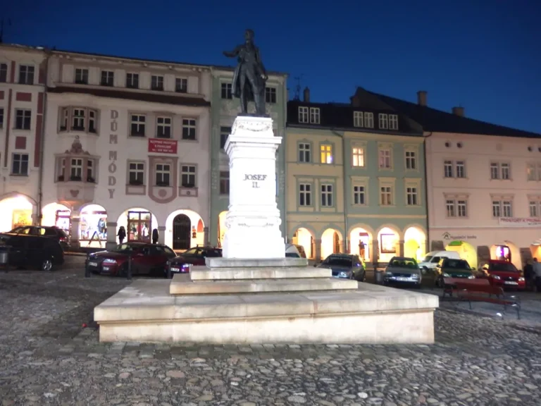 Socha Josefa II. na Krakonošově náměstí v Trutnově za večerního osvětlení.