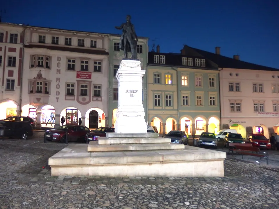 Socha Josefa II. na Krakonošově náměstí v Trutnově za večerního osvětlení.