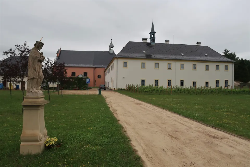 Františkánský klášter s kostelem v Hostinném při pohledu z venkovního areálu.