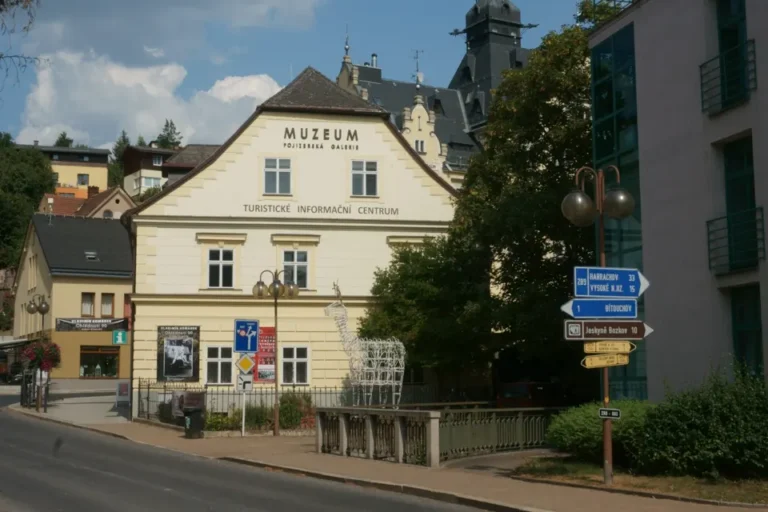 Budova Muzea a Pojizerské galerie v Husově ulici v Semilech.