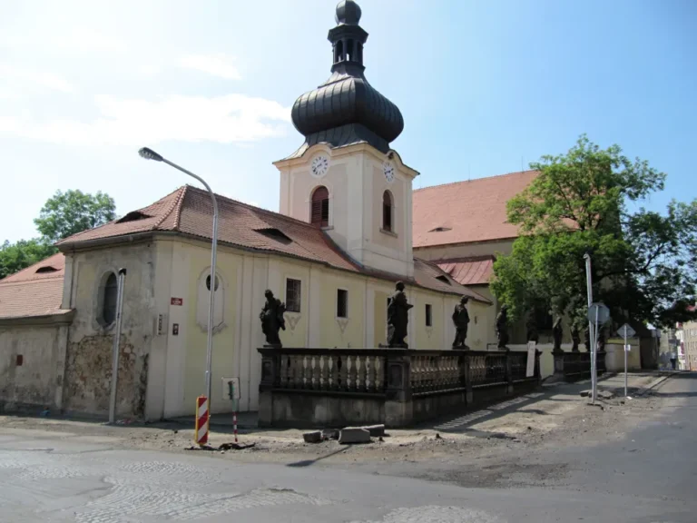 Areál rumburské Lorety s věží a sochami při pohledu z ulice