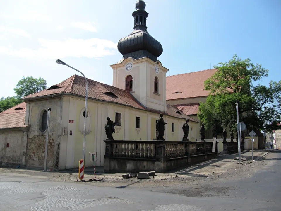 Areál rumburské Lorety s věží a sochami při pohledu z ulice