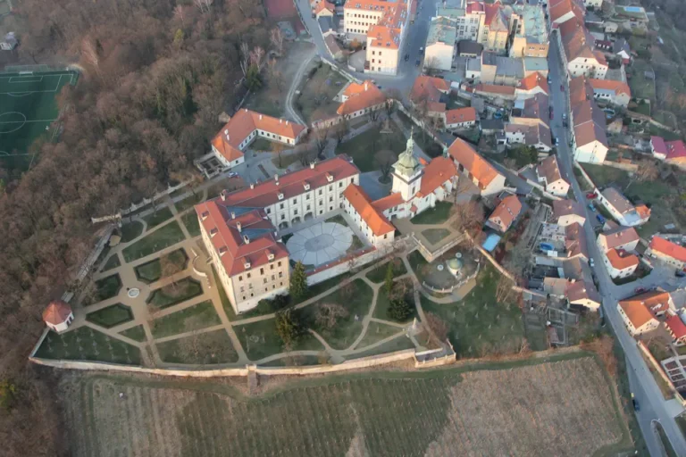 Letecký pohled na zámecký areál a část Benátek nad Jizerou