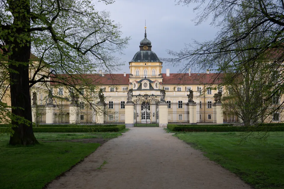 Nový zámek v Hořovicích při pohledu přes cestu a ozdobnou bránu