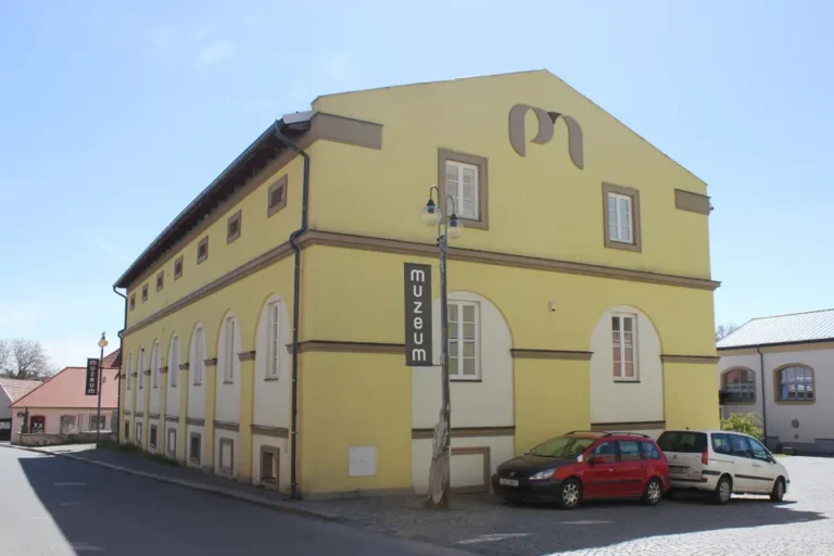 Budova Podbrdského muzea v Rožmitále pod Třemšínem s označením muzea