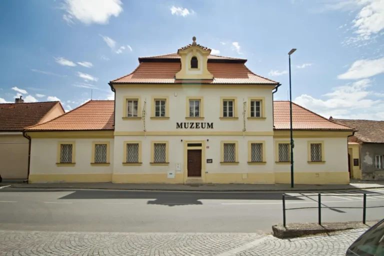 Průčelí Muzea Bedřicha Hrozného v Lysé nad Labem s nápisem Muzeum