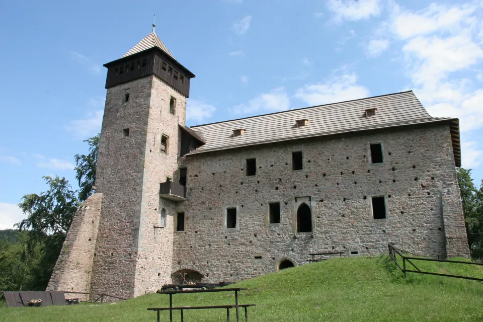Kamenný jižní palác hradu Litice s přilehlou věží