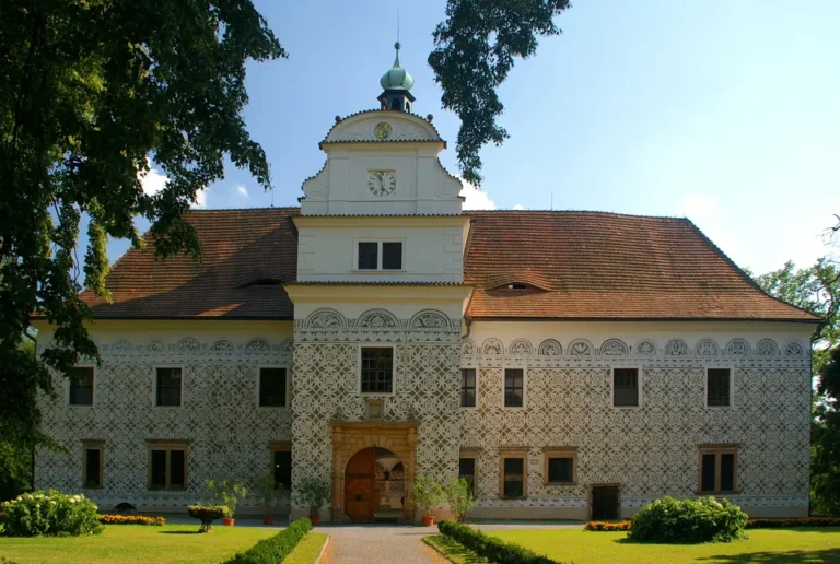 Sgrafitové průčelí zámku Doudleby nad Orlicí s hodinovým štítem