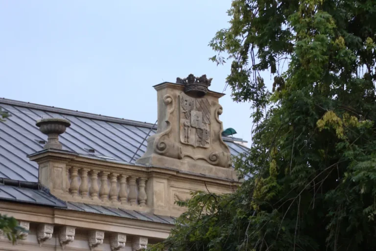 Ozdobný štít průčelí Horácké galerie v Novém Městě na Moravě