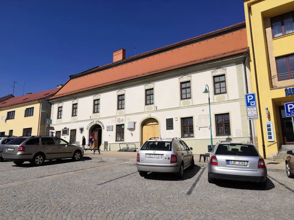 Průčelí Městského muzea v Bystřici nad Pernštejnem na náměstí